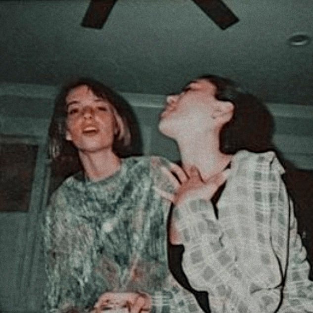 ⠀⠀⠀⠀
⠀⠀⠀⠀﹙〢﹚ ¡ℱeliz cumple, vieja!

⠀⠀⠀⠀Que suerte tienes de cumplir
⠀⠀⠀⠀el mismo día que Madonna.
⠀⠀⠀⠀Te quiero mil, y eres de las
⠀⠀⠀⠀mejores personas que
⠀⠀⠀⠀conozco, no te vayas
⠀⠀⠀⠀nunca de mi vida. ♡
⠀⠀⠀⠀