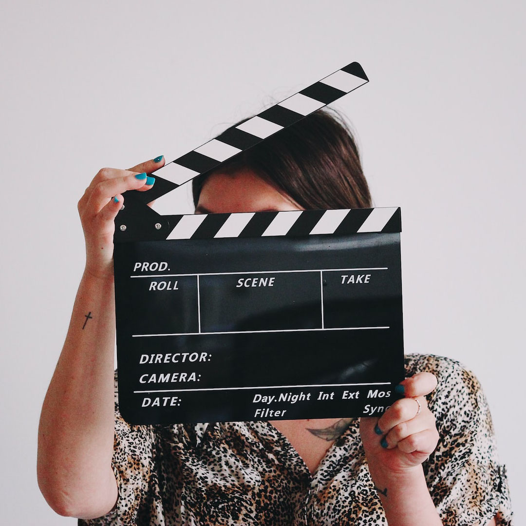 大部分影片的超半数收入来自外语译制版，但在译制上的成本却仅占预算的不到0.1%。
过去30年里，字幕译员的实际工资可能一直在下降。

我们对各种字幕组已是相当熟悉，但正规的外语片是如何译制的？#UNESCO信使杂志 介绍字幕译员的工作 ➡️on.unesco.org/3dAW2gB