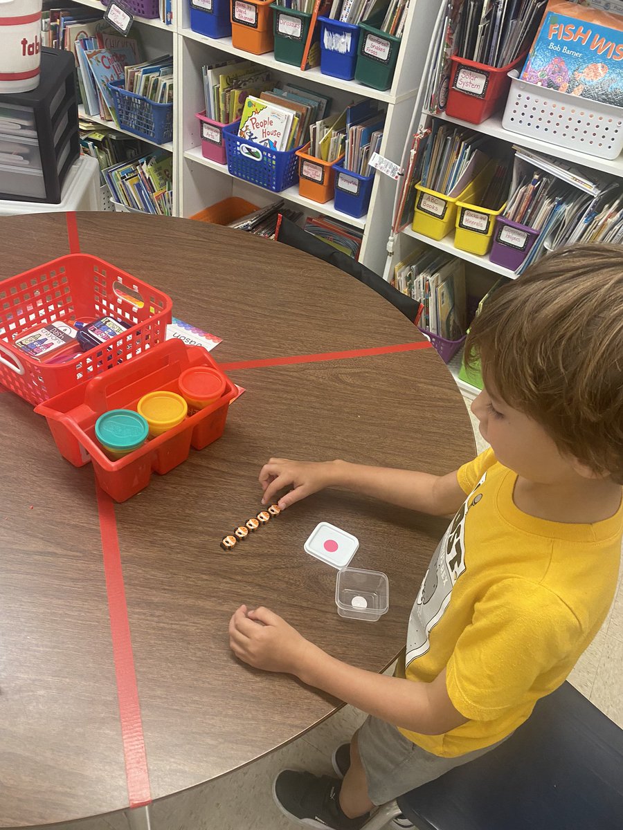 jenn4teach's tweet photo. Counting collections are in full swing @gardendaleel kindergarten classrooms. Love hearing the students talking about their collection! @AMSTI4all @AMSTIUAB @JefcoedK_5 @mchaffin  @BiancaGaither #countingcollections  #Kindergarten https://t.co/zCNFbn0kMB