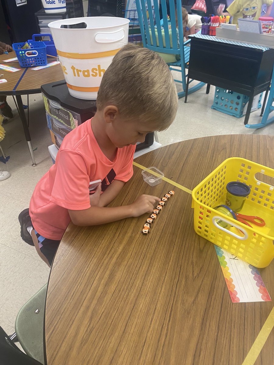 jenn4teach's tweet photo. Counting collections are in full swing @gardendaleel kindergarten classrooms. Love hearing the students talking about their collection! @AMSTI4all @AMSTIUAB @JefcoedK_5 @mchaffin  @BiancaGaither #countingcollections  #Kindergarten https://t.co/zCNFbn0kMB