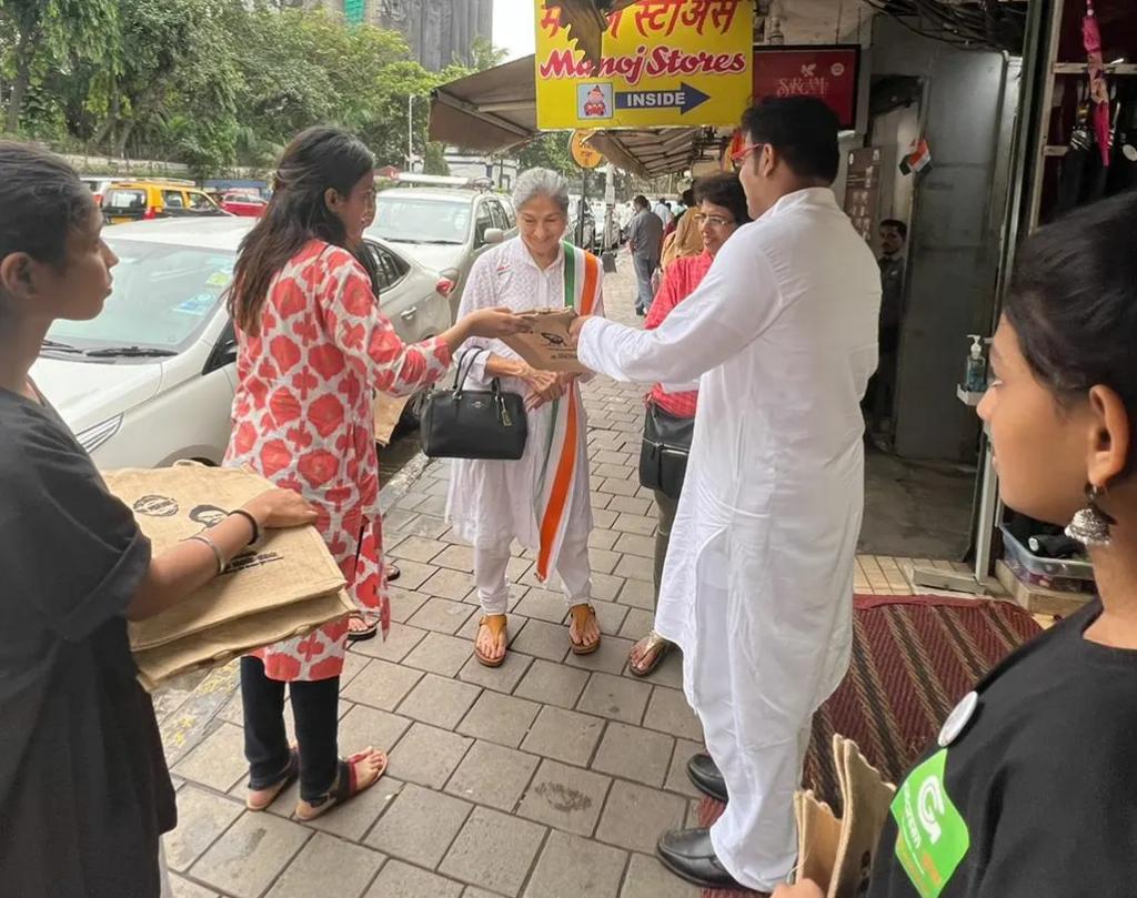 nowdurga's tweet photo. #FreedomFromPlastic campaign powered by Chief @AUThackeray ji & supported by #GoGreenयुवा was activated outside supermarkets, pharmacies, grocery stores, fuel stations, fruits & vegetables vendors in B'Candy, Kemp's Corner, Warden rd, Peddar rd. etc.
#InAUTweTrust #BYOB #JuteBags https://t.co/ni6lZy8CMk
