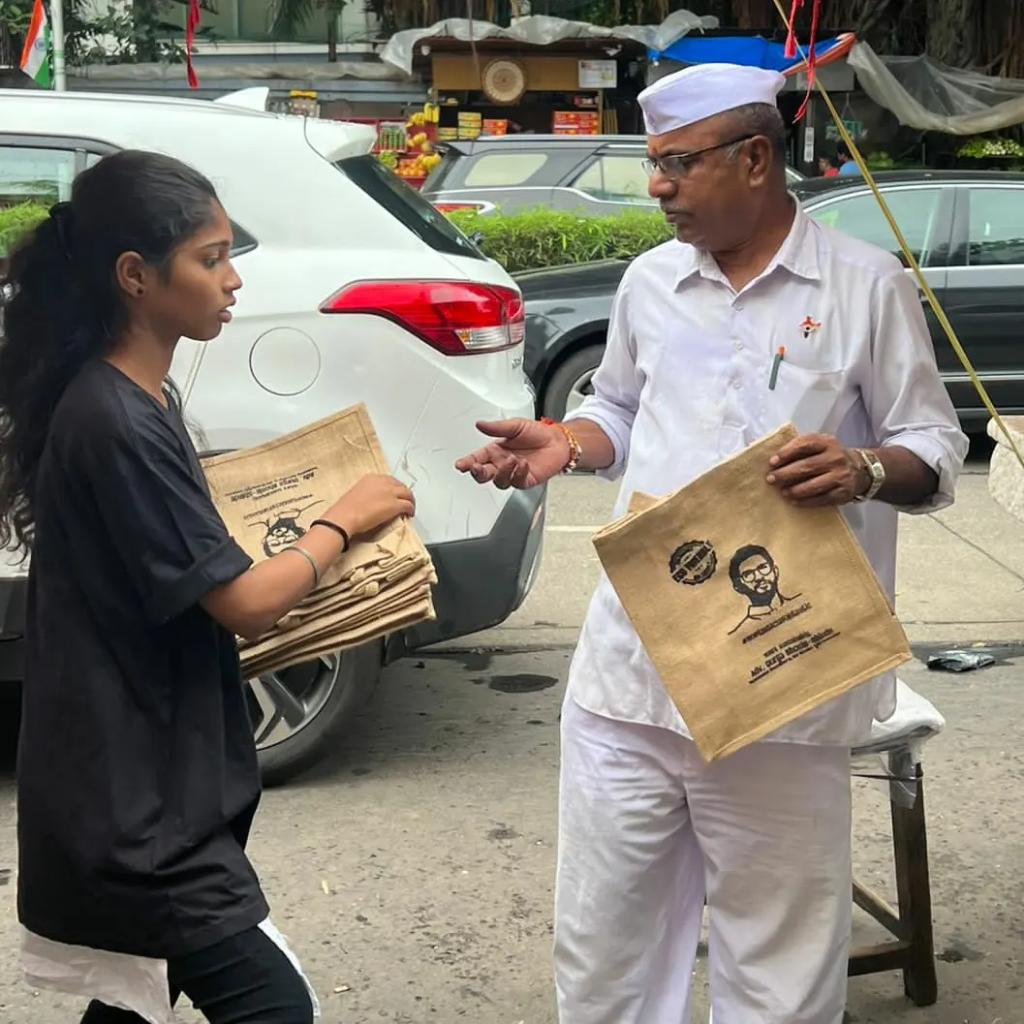 nowdurga's tweet photo. #FreedomFromPlastic campaign powered by Chief @AUThackeray ji & supported by #GoGreenयुवा was activated outside supermarkets, pharmacies, grocery stores, fuel stations, fruits & vegetables vendors in B'Candy, Kemp's Corner, Warden rd, Peddar rd. etc.
#InAUTweTrust #BYOB #JuteBags https://t.co/ni6lZy8CMk
