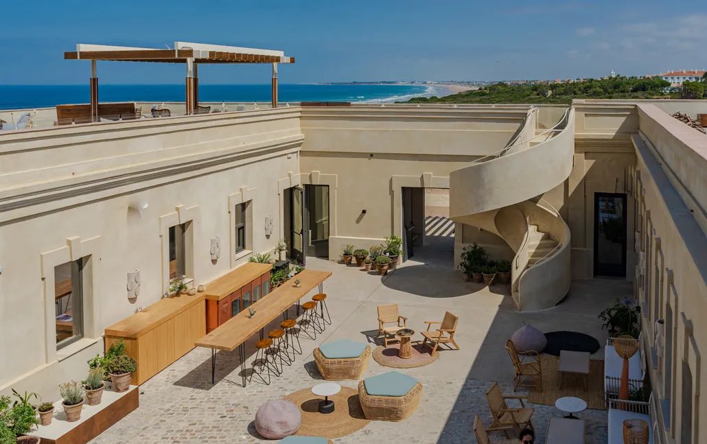 El Cuartel Del Mar. Un antiguo cuartel de la Guardia Civil de la Loma del Puerco, en Chiclana de la Frontera (Cádiz), reconvertido en restaurante, galardonado como el mejor de Europa en los Prix Versailles de la UNESCO. Arquitecta, Paula Rosales (2020)
#miercolesenladrillado