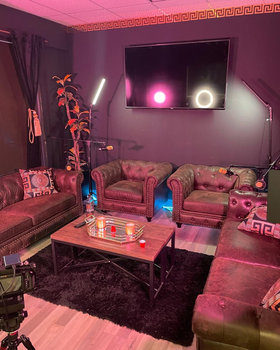 hitmansammy23's tweet photo. I got a podcast room available for booking EVERYBODY has something to talk about here’s space &amp; opportunity 💎🎟 https://t.co/bQvECpyIlc