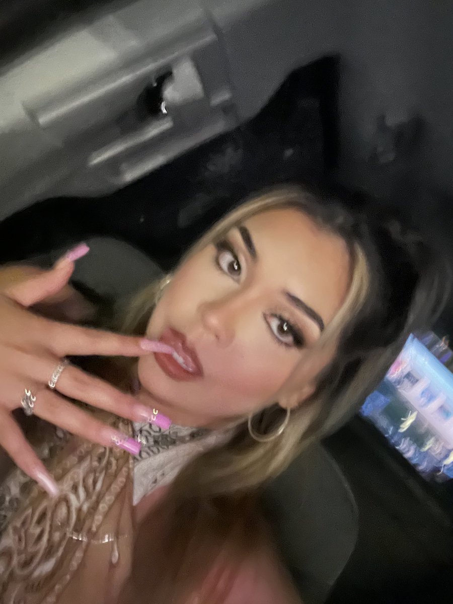 Sashaattores's tweet image. Always minding mine 👩🏻‍❤️‍💋‍👩🏻