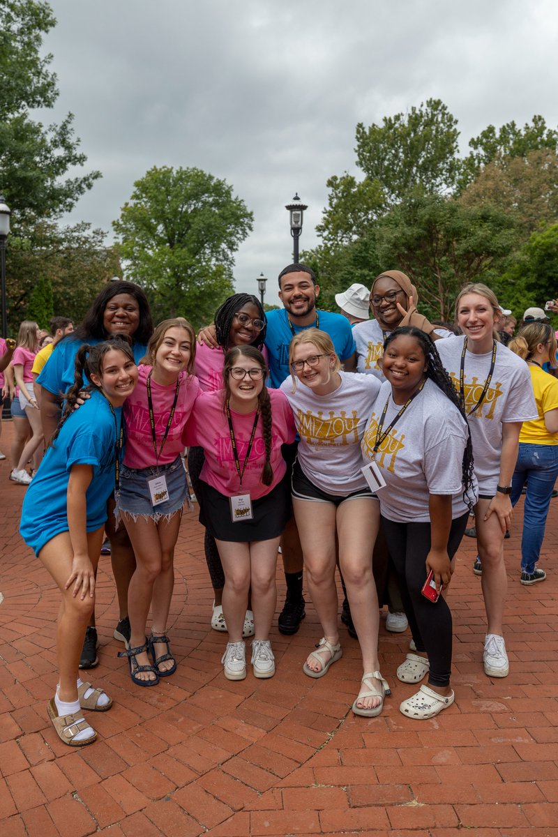 MizzouLife's tweet photo. We 💛🖤 our Welcome Week Leaders! They are so excited to welcome you to campus and just as excited to answer all your questions about @Mizzou🐯 https://t.co/PU0Y3A1Nsk