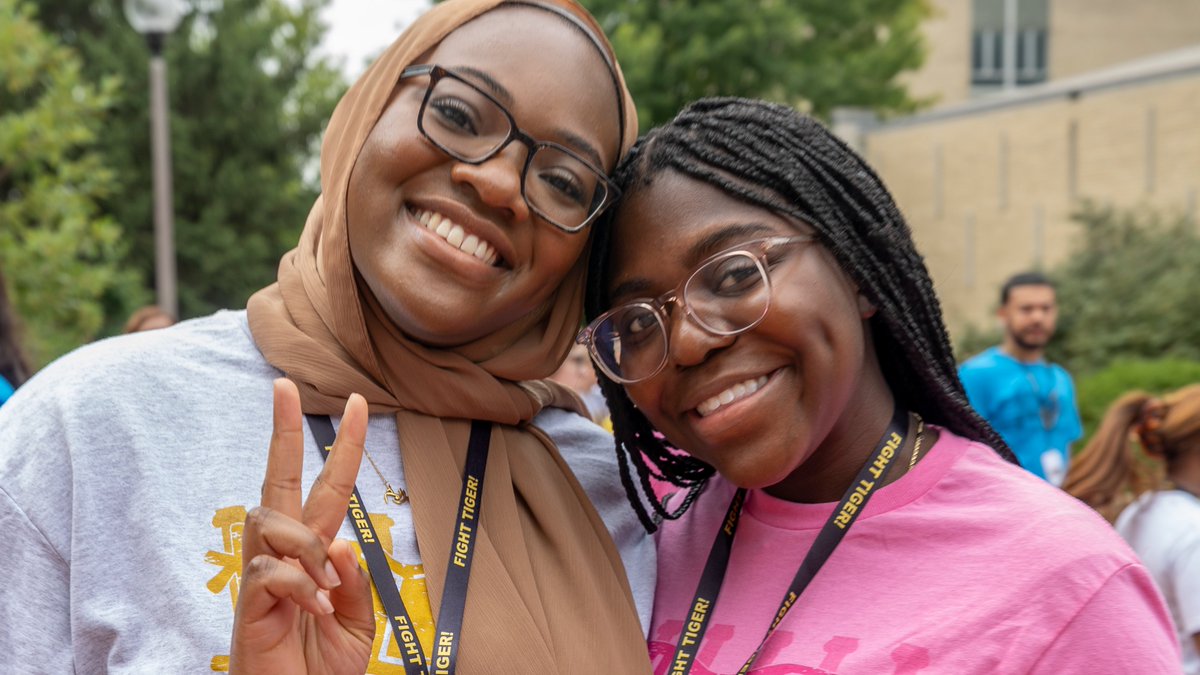 MizzouLife's tweet photo. We 💛🖤 our Welcome Week Leaders! They are so excited to welcome you to campus and just as excited to answer all your questions about @Mizzou🐯 https://t.co/PU0Y3A1Nsk