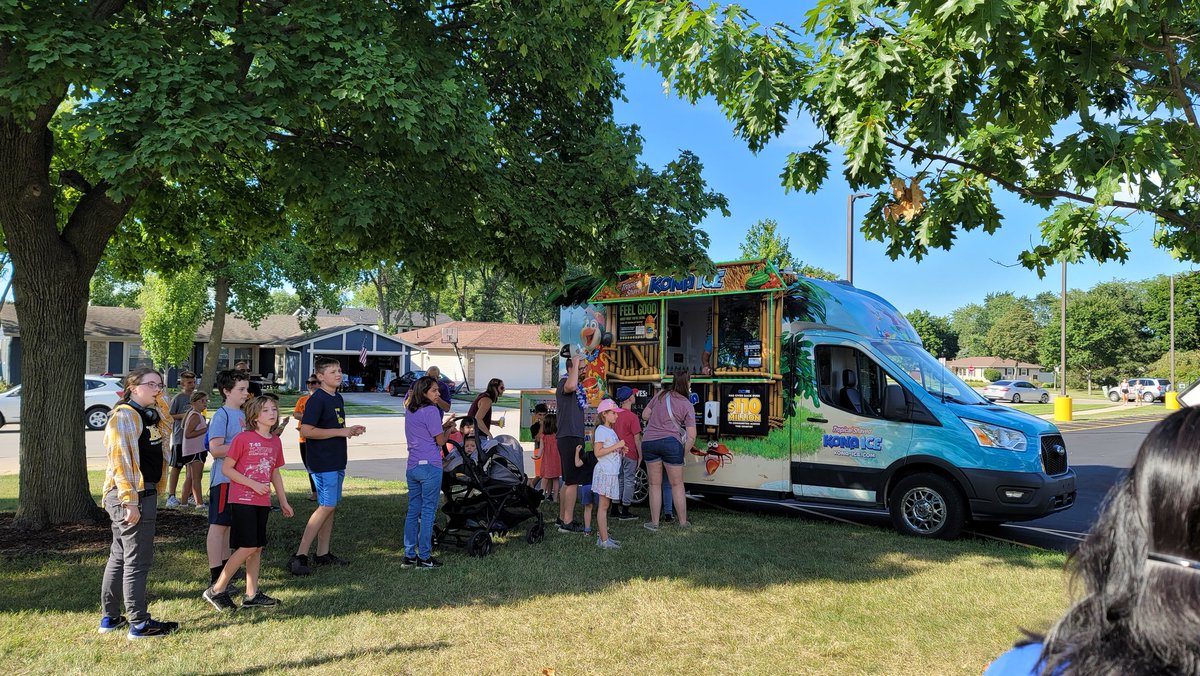CastlesKinders's tweet photo. A special treat from  @AdmiralByrdPTO.
What a great way to kick off the school year!
@D59Byrd 
#togetherwecan https://t.co/zpka4xyu7O