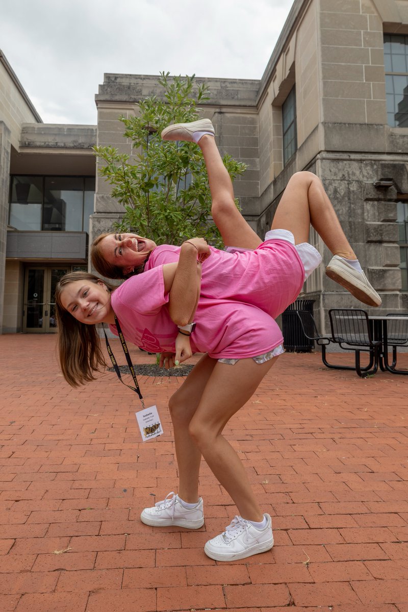MizzouLife's tweet photo. We 💛🖤 our Welcome Week Leaders! They are so excited to welcome you to campus and just as excited to answer all your questions about @Mizzou🐯 https://t.co/PU0Y3A1Nsk