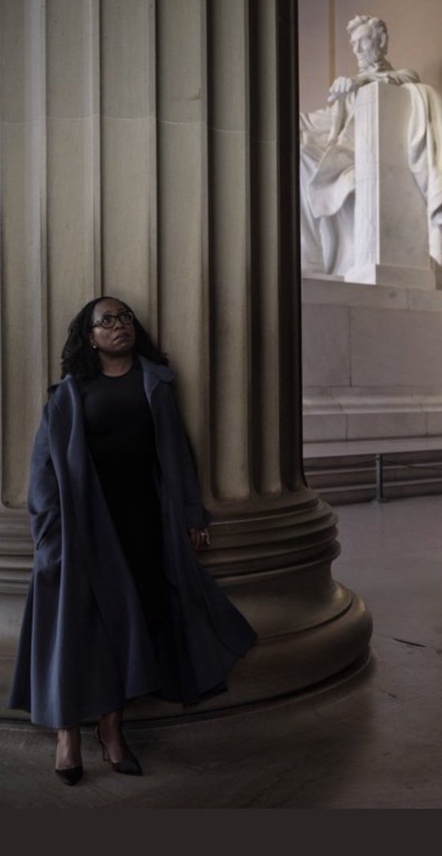 glasgowjm's tweet photo. @annieleibovitz @voguemagazine For anyone wanting additional light in the picture . Both look good https://t.co/or9UuOOCkh