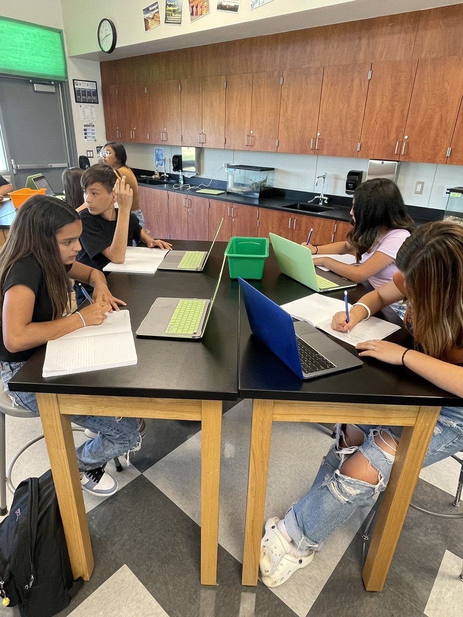 Guerrerotweets's tweet photo. IB inquirers investigating what is causing @schusteriscool Rose Leaves to have holes & how this is connected globally!! #sciastrong #timetoshine #sciajourney https://t.co/hsTxqj0Ujr