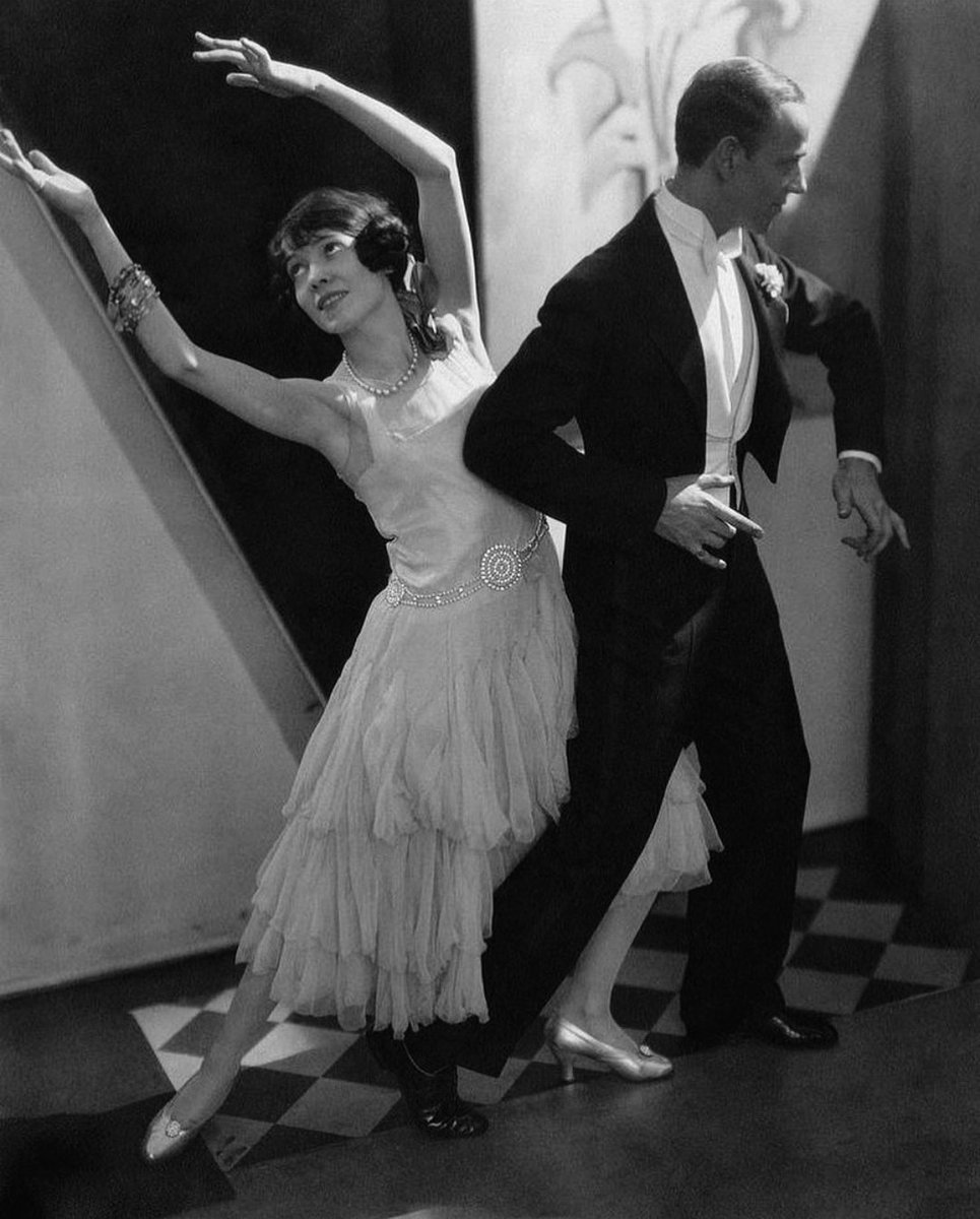 #FredAstaire y #AdeleAstaire fotografiados por #EdwardSteichen bailando en el club nocturno Trocadero en Los Ángeles, 1925. En su primera prueba de pantalla dijeron que «no sabe actuar. No sabe cantar. Se está quedando calvo. Puede bailar un poco». El resto es historia. #Cine