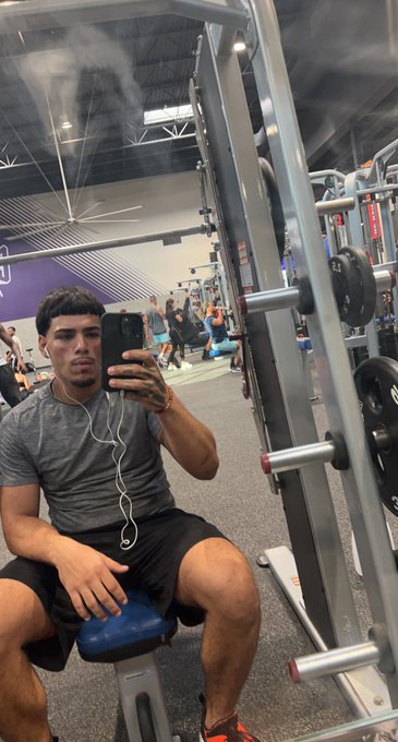 Sleazy dog https://t.co/LYi45dkgta