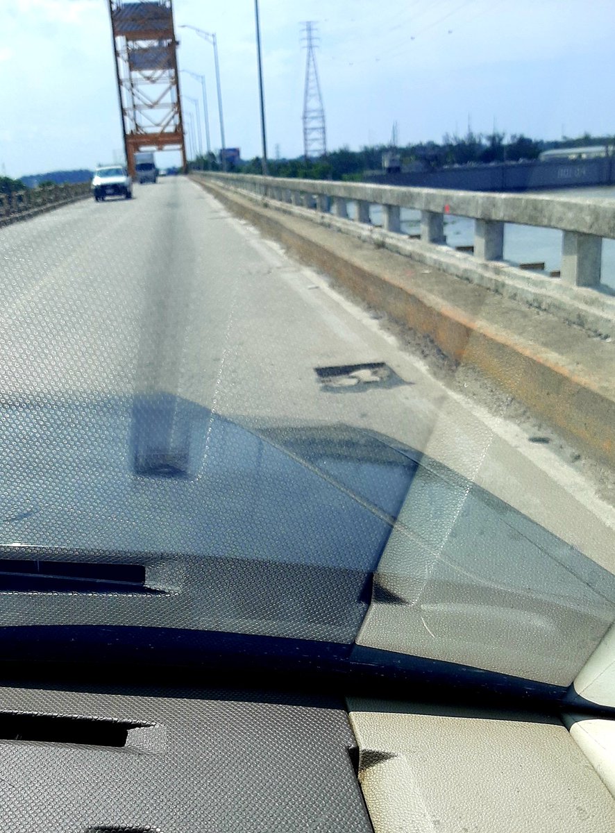Jessica97037949's tweet photo. 4083517 boletos a $22= $89,837,374 mdp y ¿cómo es  posible que no puedan arreglar soberanos cráteres en el puente coatzacoalcos 1? Que llevan ahí más de 1 año. @GobiernoVer
@CuitlahuacGJ  @SCT_mx @ForoCoatza https://t.co/ZKGvTV36PQ