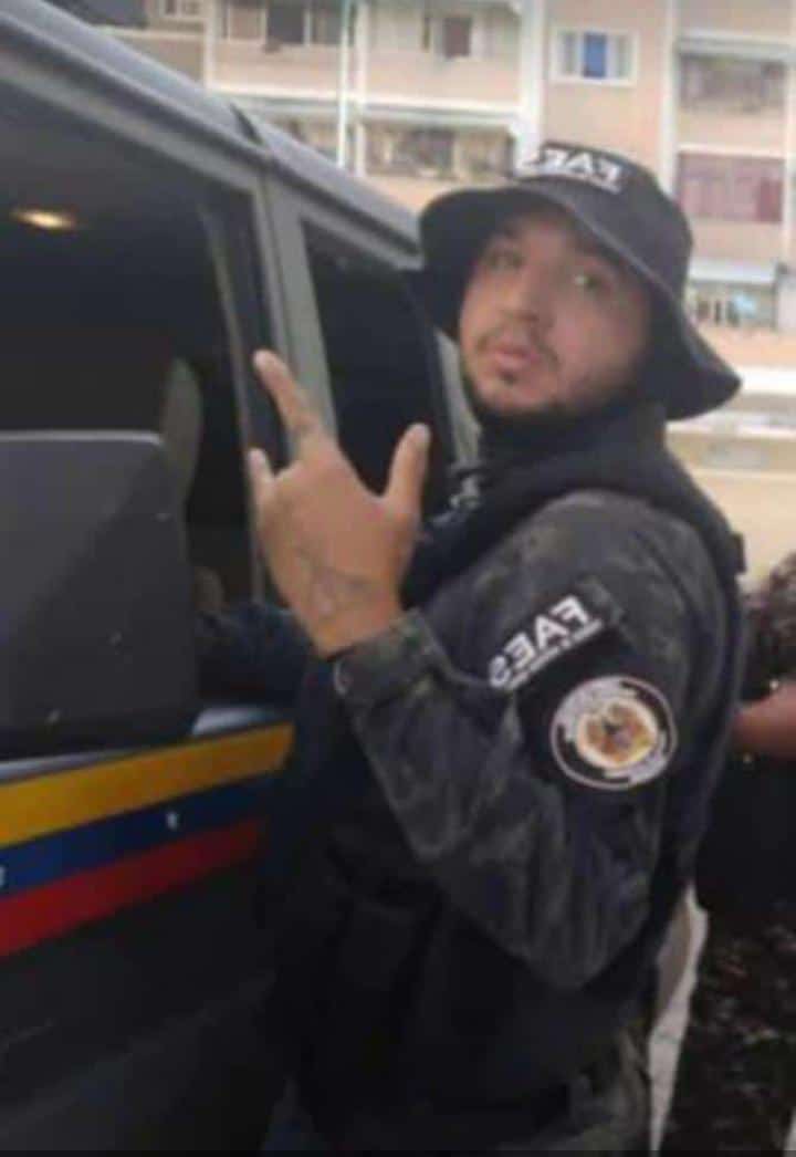 #miranda el Oficial de la PNB, adscrito a la DCDO La Guaira, Kerwin Eduardo Regalado Hernández, fue asesinado al ser emboscado por antisociales en el sector Los Mollejones, San Francisco de Yare, edo Miranda. El funcionario se encontraba realizando la compra de un camión que