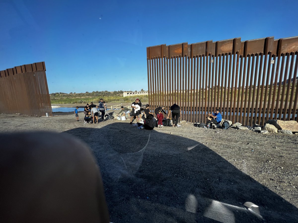 JWLines's tweet photo. @DougDucey @TimRoemerAZ #Arizona is mobilized doing the job that that DC wont.BP can now focus on the bad actors , narcotics, human smugglers and counterfeiters assaulting our border. #BorderSecurity is #NationialSecurity https://t.co/zfCo5o8kea
