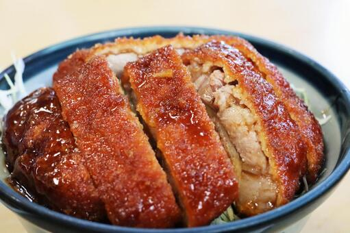 datsumetaboroom's tweet photo. 【血糖値 が高いのは？🚩】

📌ソースカツと天丼
A.天丼

カツは高カロリーですが豚肉はたんぱく質が主
血糖値に直接影響しません
キャベツの食物繊維も血糖値の上昇を緩やかに↘️

天ぷらの衣は小麦粉で血糖値は上がりやすく、天つゆの砂糖・みりんにも注意
かぼちゃやさつまいもも糖質が多いです https://t.co/CgsKejxLLx