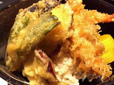 datsumetaboroom's tweet photo. 【血糖値 が高いのは？🚩】

📌ソースカツと天丼
A.天丼

カツは高カロリーですが豚肉はたんぱく質が主
血糖値に直接影響しません
キャベツの食物繊維も血糖値の上昇を緩やかに↘️

天ぷらの衣は小麦粉で血糖値は上がりやすく、天つゆの砂糖・みりんにも注意
かぼちゃやさつまいもも糖質が多いです https://t.co/CgsKejxLLx
