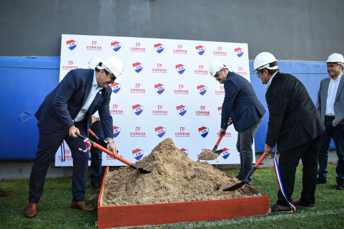 🔹️Este martes, con presencia de Robert Harrison, presidente de la Asociación Paraguaya de Fútbol (<a href="/APFOficial/">APF</a>) ,se llevó a cabo la palada inicial que pondrá en marcha los trabajos de remodelación del estadio Arsenio Erico.
