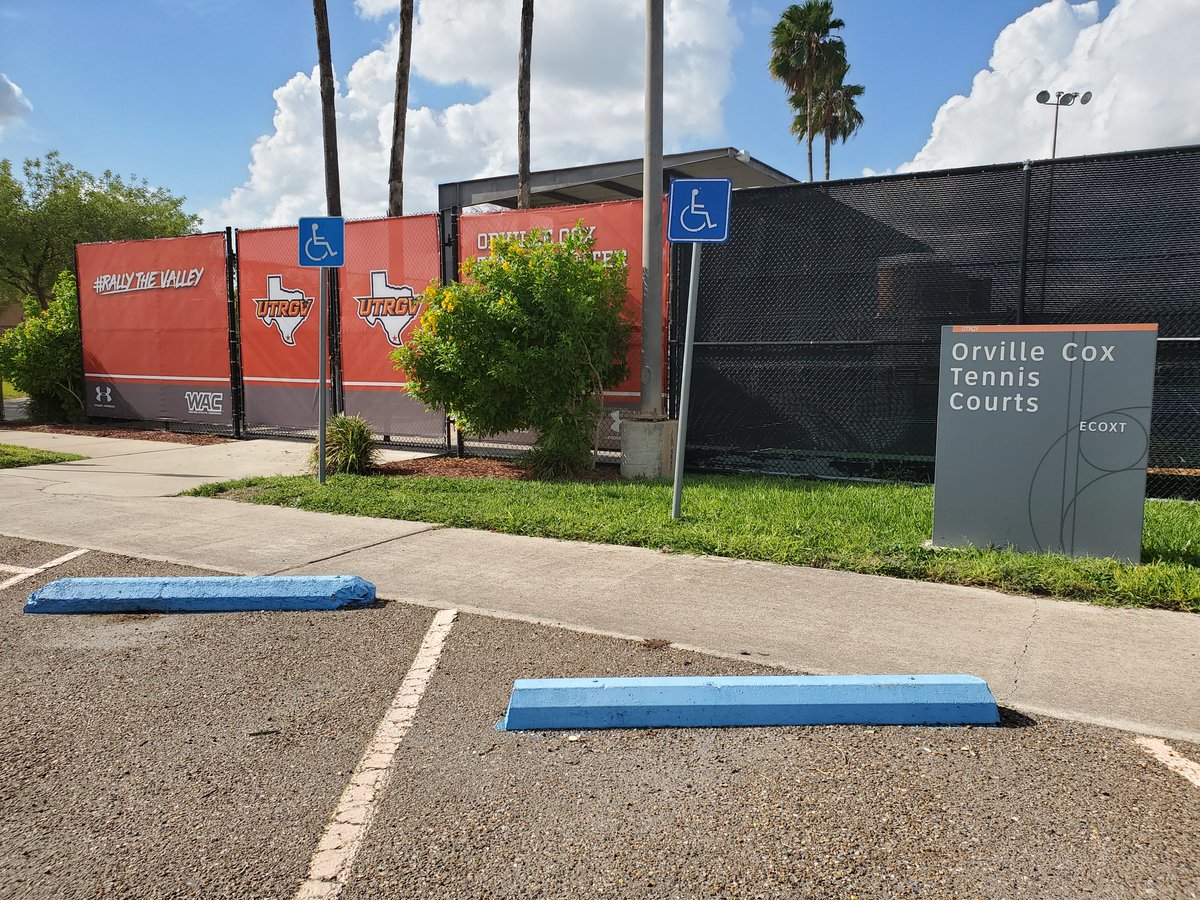 brenda_codallo's tweet photo. Oooohhhh😍 👏check out👀 this fresh banner up at the Orville Cox Tennis Courts🎾, home of the @utrgvmenstennis &amp; @UTRGVWmnsTennis
✌️🧡 https://t.co/FDToD1ON6B