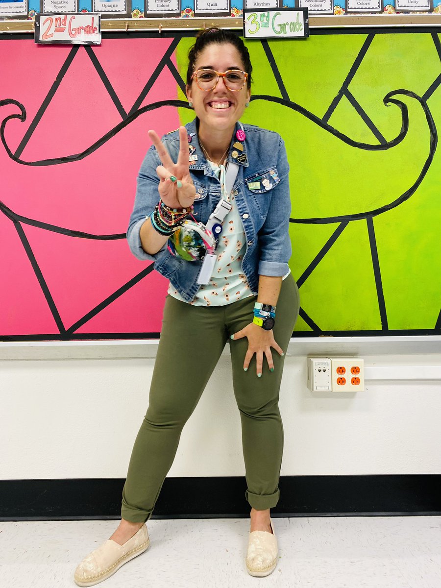 MsGStacheQueen's tweet photo. First &amp; Second Day of School at my new campuses! All of my students are ready to be #changemakers in the Arts 🎨 @DISDBiomed @BishopArtsSTEAM #SciencestartsHere #designedtothrive #OOTD @dallasschools @dallasisdvpa #year10 https://t.co/tHBEmTfiCA