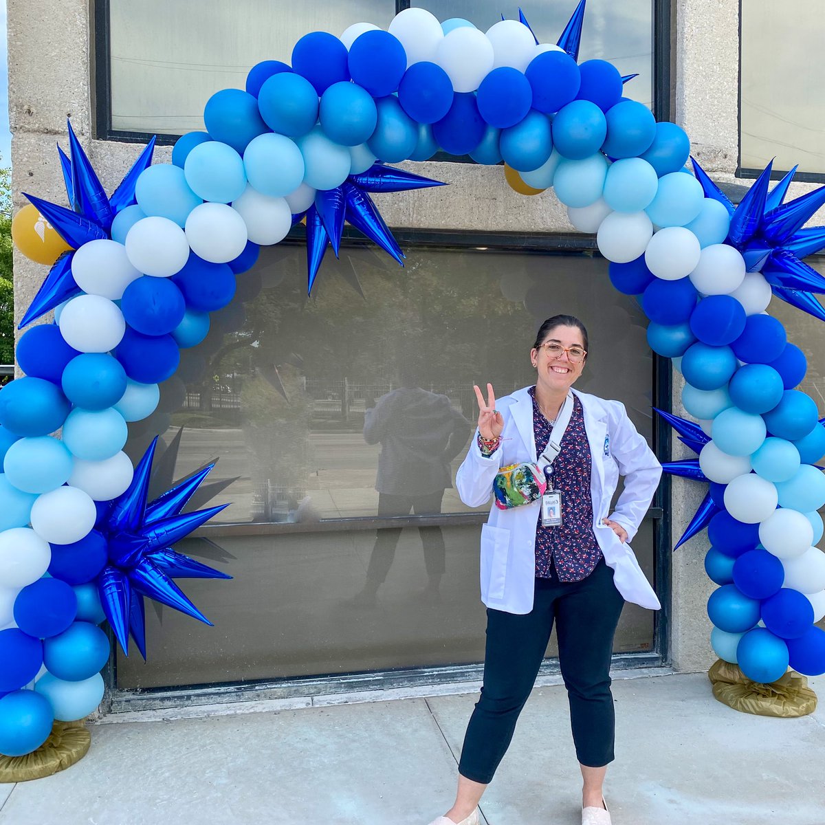 MsGStacheQueen's tweet photo. First &amp; Second Day of School at my new campuses! All of my students are ready to be #changemakers in the Arts 🎨 @DISDBiomed @BishopArtsSTEAM #SciencestartsHere #designedtothrive #OOTD @dallasschools @dallasisdvpa #year10 https://t.co/tHBEmTfiCA