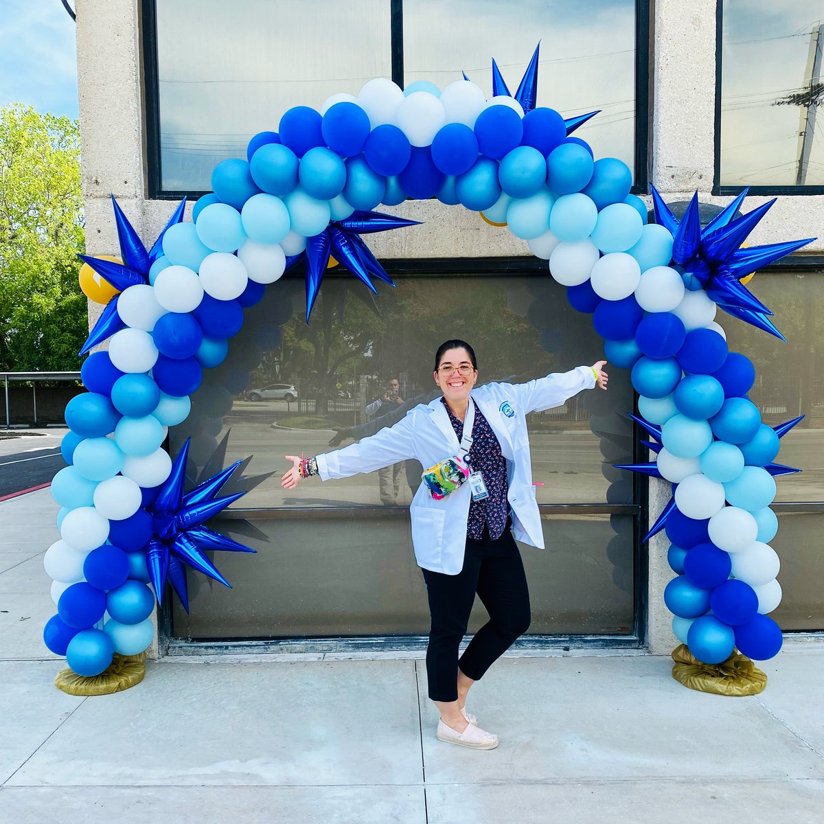 MsGStacheQueen's tweet photo. First &amp; Second Day of School at my new campuses! All of my students are ready to be #changemakers in the Arts 🎨 @DISDBiomed @BishopArtsSTEAM #SciencestartsHere #designedtothrive #OOTD @dallasschools @dallasisdvpa #year10 https://t.co/tHBEmTfiCA