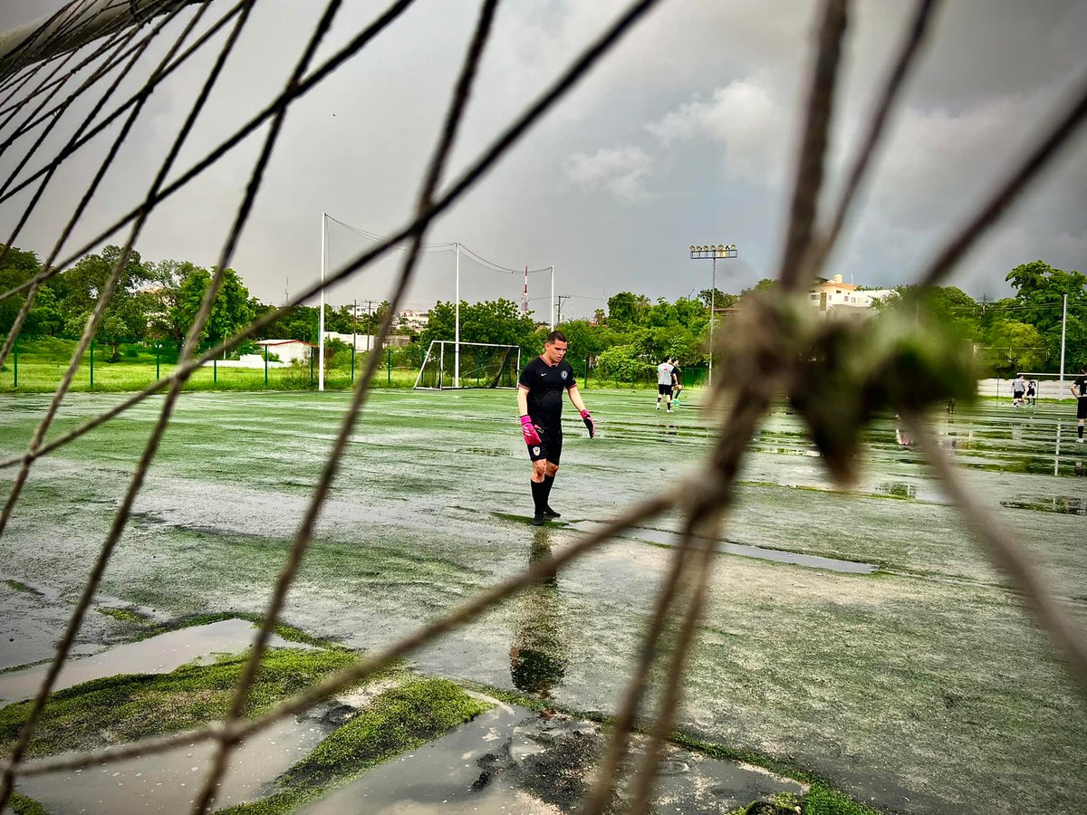 ISJUmx's tweet photo. La juventud ES deporte 🤾🏻⚽️
Ni la lluvia nos detuvo 🌧 para inaugurar el 1er Torneo de Fútbol ISJU donde los mejores equipos de Sinaloa demostraron el gran talento que existe en nuestro estado 💪🏼⚽️
#ISJU #TransformandoAndo #GobiernoConSentidoSocial #Sinaloa #Torneodefutbol https://t.co/CFjhoFxYQs