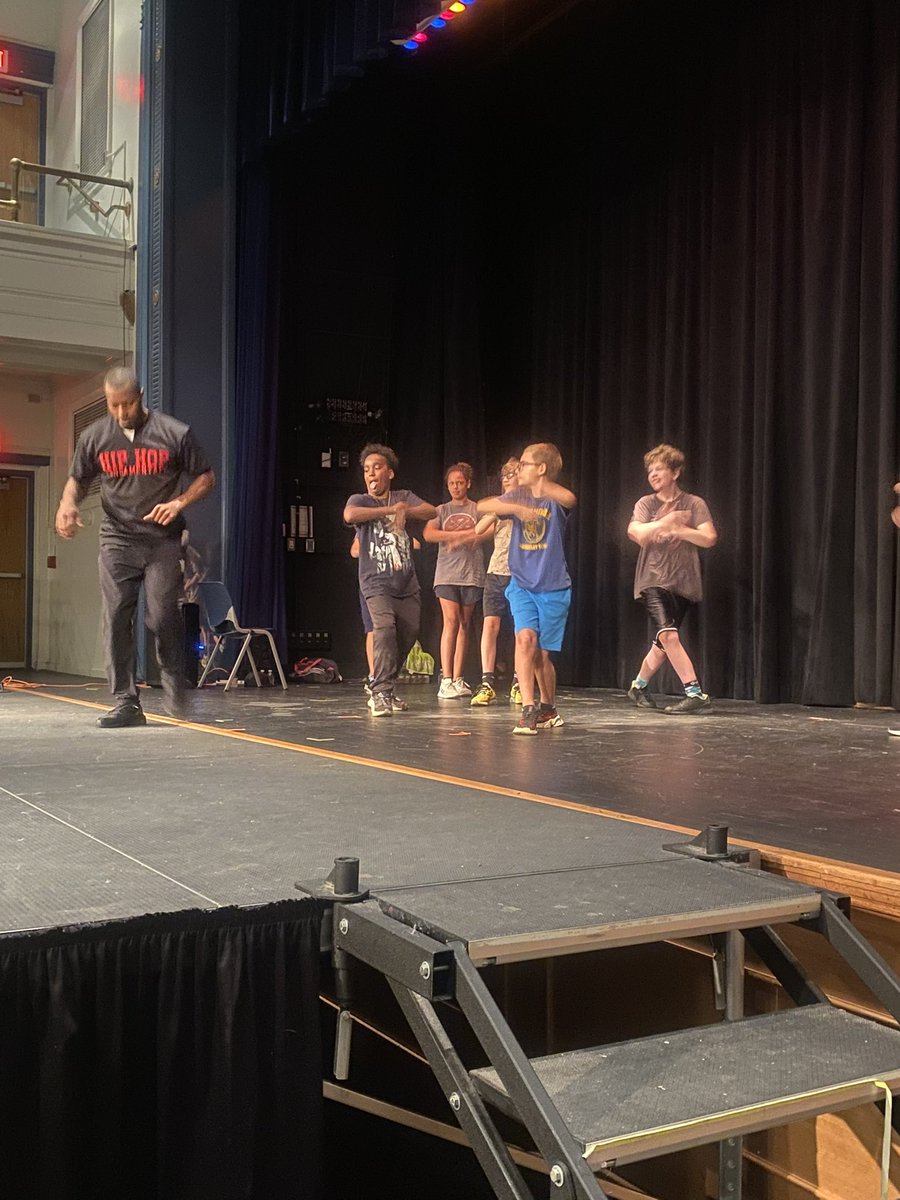 CollsCamp22's tweet photo. Today we did small group activities and then we learned about the history of hip hop! #collsedu https://t.co/Bnf0iJ3ZIs