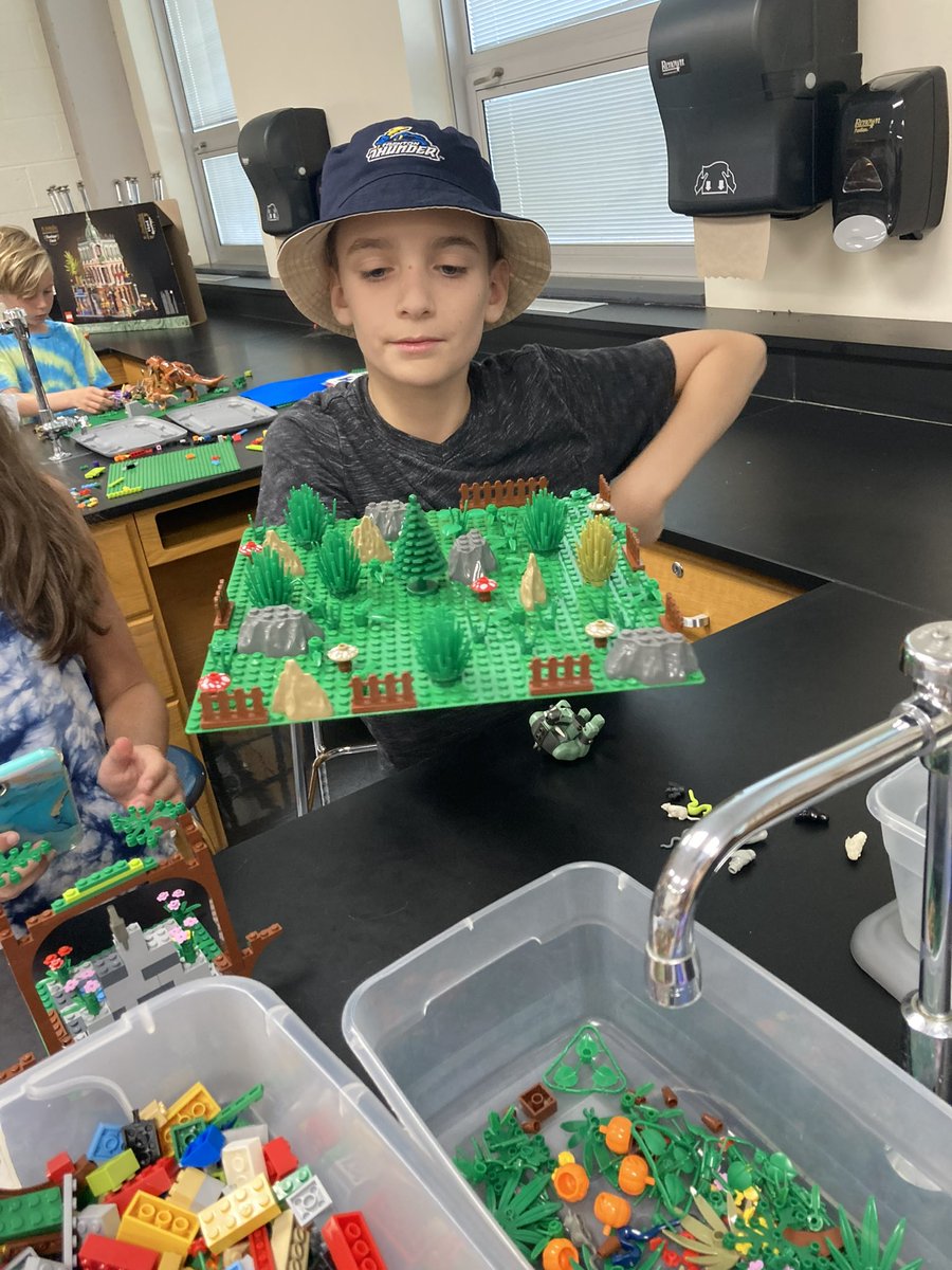 CollsCamp22's tweet photo. Today we did small group activities and then we learned about the history of hip hop! #collsedu https://t.co/Bnf0iJ3ZIs