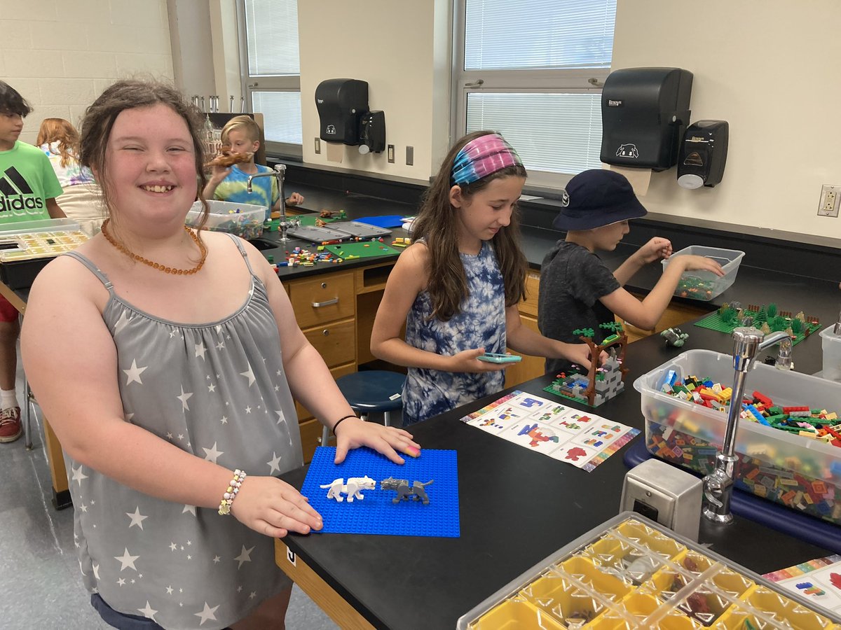 CollsCamp22's tweet photo. Today we did small group activities and then we learned about the history of hip hop! #collsedu https://t.co/Bnf0iJ3ZIs