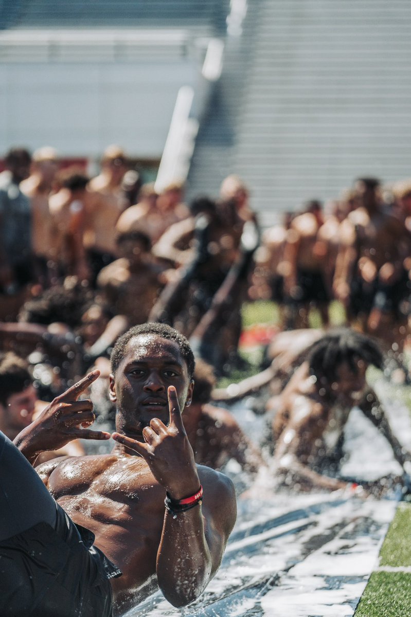 MadisonSurface's tweet photo. a bunch of kids

<3 @BallStateFB https://t.co/Umfe5BZv6n