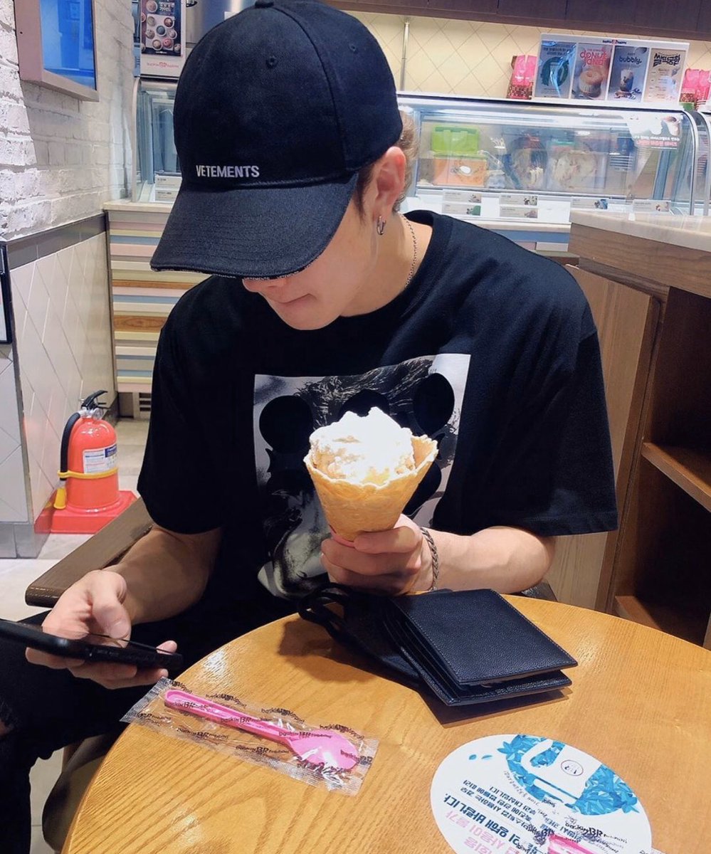 chanlixthing's tweet photo. remember when chan and felix went on an ice cream date and chan gave felix his hoodie 🥹 https://t.co/dBqUzFNfKh