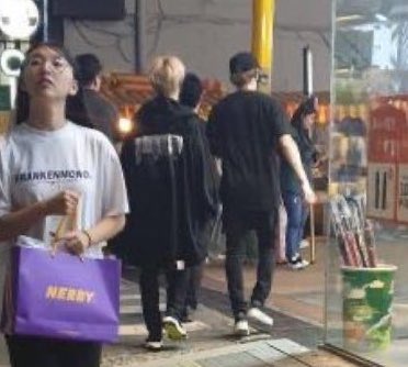 chanlixthing's tweet photo. remember when chan and felix went on an ice cream date and chan gave felix his hoodie 🥹 https://t.co/dBqUzFNfKh