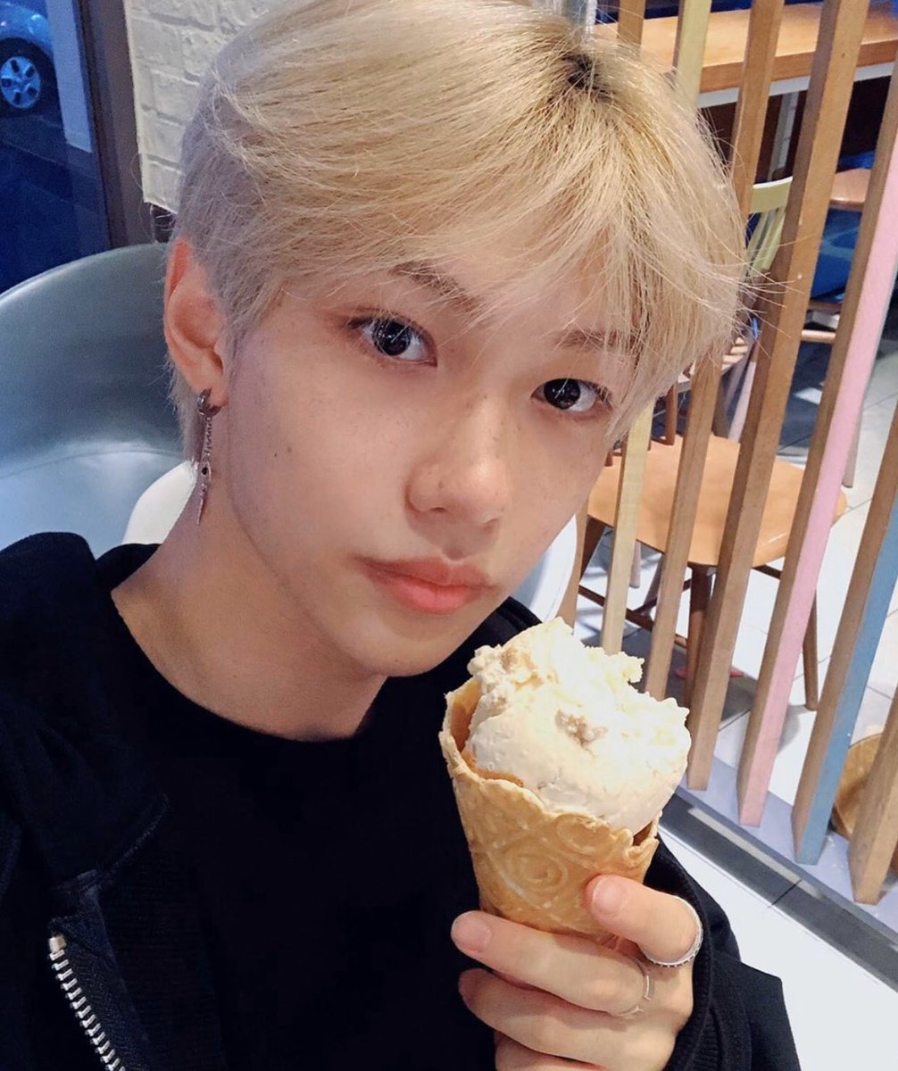 chanlixthing's tweet photo. remember when chan and felix went on an ice cream date and chan gave felix his hoodie 🥹 https://t.co/dBqUzFNfKh