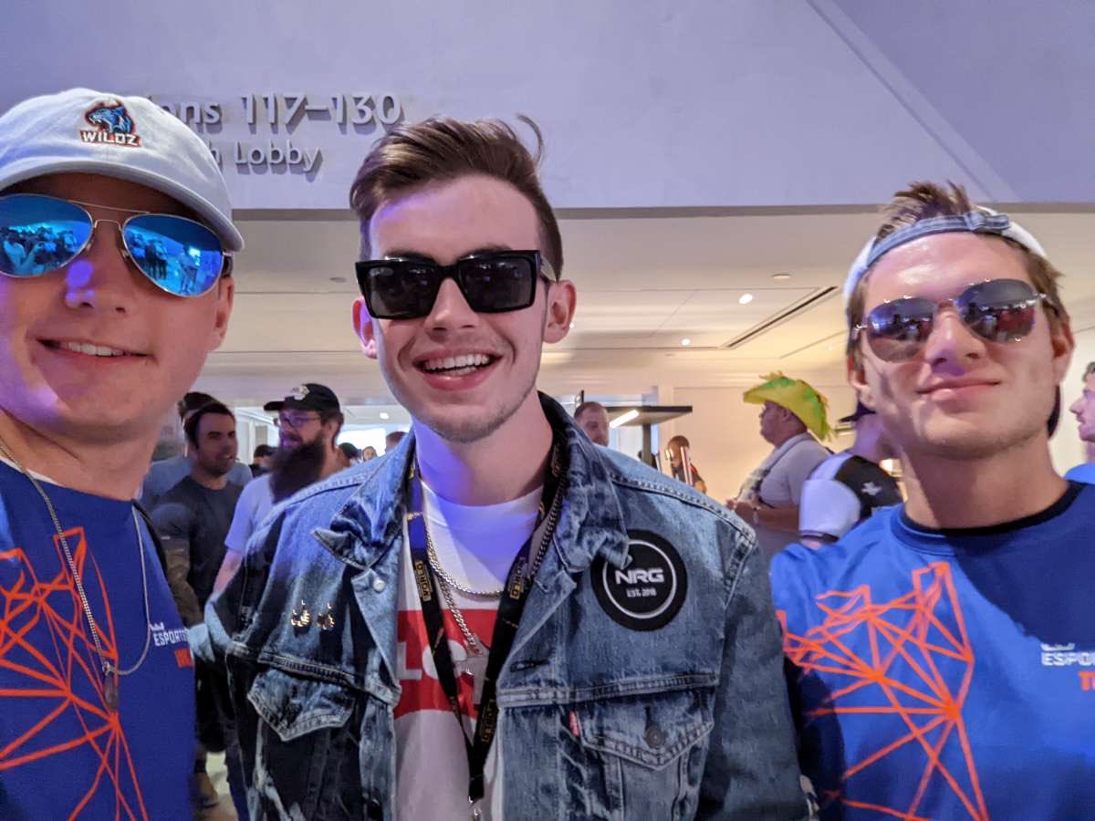 Thriff_'s tweet photo. @amustycow @RLEsports @RocketLeague @WildZ_25 and I are stoked to have met you! https://t.co/QTwC30QXH9