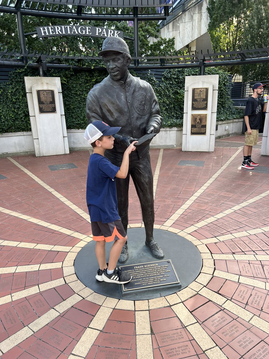 JosiahHaas's tweet photo. .@funnystatue @CleGuardians beautiful night for baseball https://t.co/iYiKFhgmEa