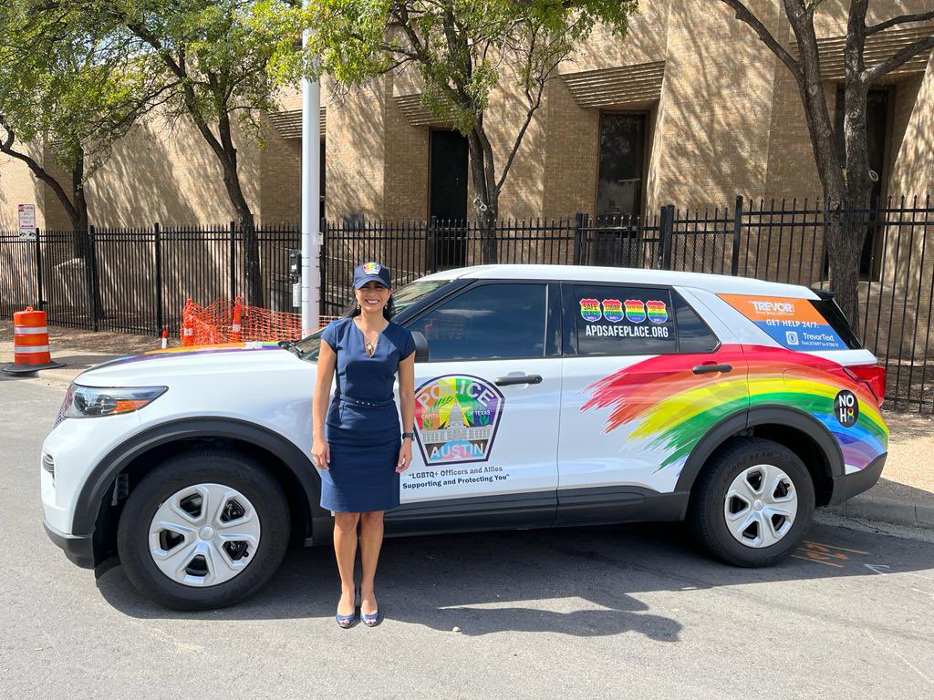 ConsulMexAtn's tweet image. En el marco de la visita de la Directora General de #ProtecciónConsular en Austin, @vcalva fue recibida por el Jefe de Policía @Chief_Chacon 👮🏻‍♂️ y su equipo. @ConsulMexAtn colabora con @Austin_Police sirviendo a la comunidad sin importar condición migratoria o identidad de género.