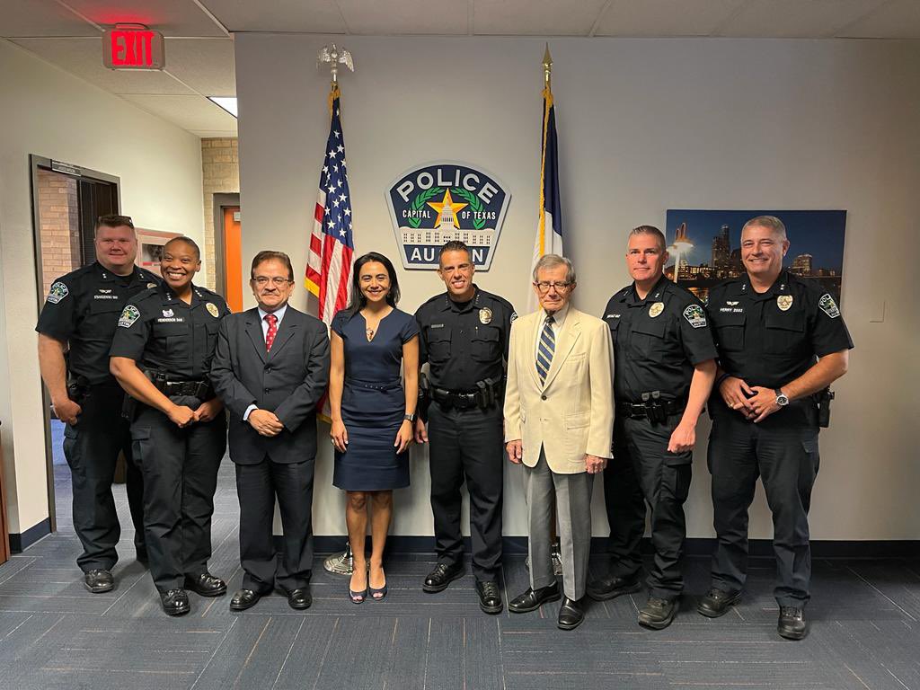 ConsulMexAtn's tweet image. En el marco de la visita de la Directora General de #ProtecciónConsular en Austin, @vcalva fue recibida por el Jefe de Policía @Chief_Chacon 👮🏻‍♂️ y su equipo. @ConsulMexAtn colabora con @Austin_Police sirviendo a la comunidad sin importar condición migratoria o identidad de género.