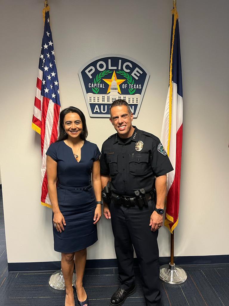 ConsulMexAtn's tweet image. En el marco de la visita de la Directora General de #ProtecciónConsular en Austin, @vcalva fue recibida por el Jefe de Policía @Chief_Chacon 👮🏻‍♂️ y su equipo. @ConsulMexAtn colabora con @Austin_Police sirviendo a la comunidad sin importar condición migratoria o identidad de género.