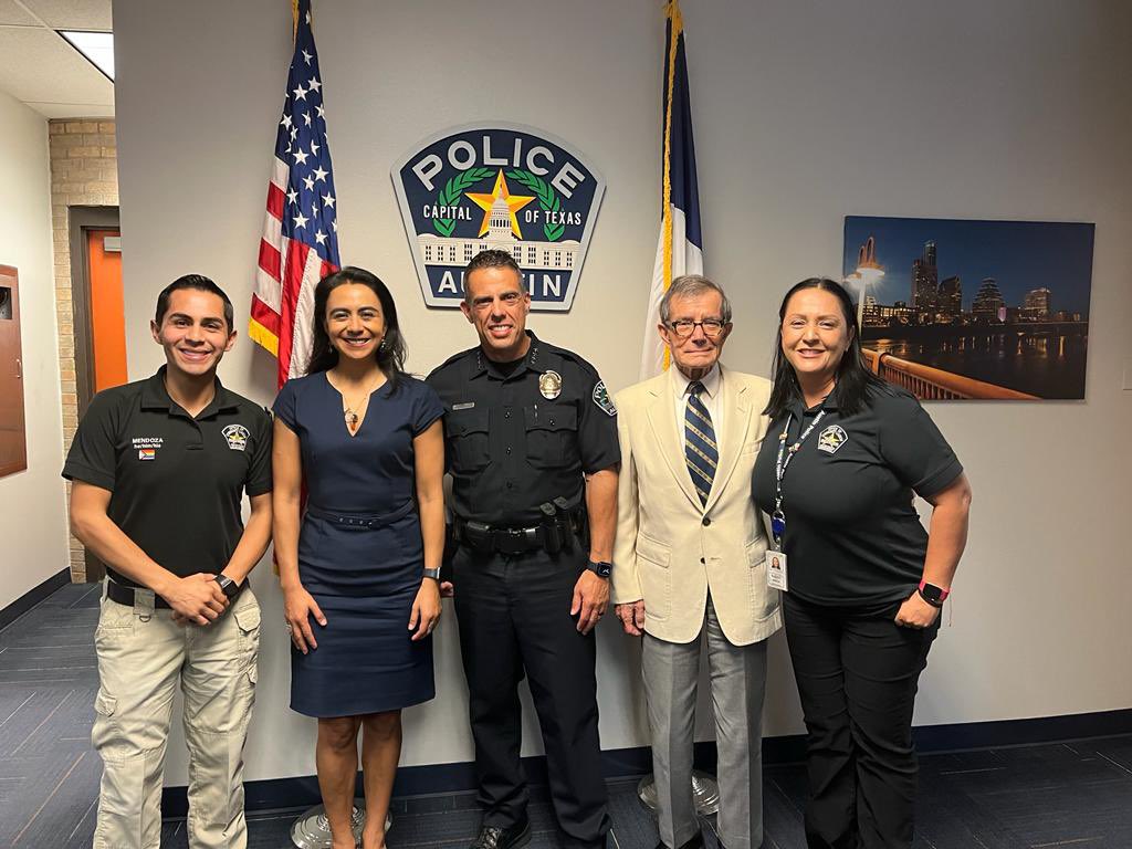 ConsulMexAtn's tweet image. En el marco de la visita de la Directora General de #ProtecciónConsular en Austin, @vcalva fue recibida por el Jefe de Policía @Chief_Chacon 👮🏻‍♂️ y su equipo. @ConsulMexAtn colabora con @Austin_Police sirviendo a la comunidad sin importar condición migratoria o identidad de género.