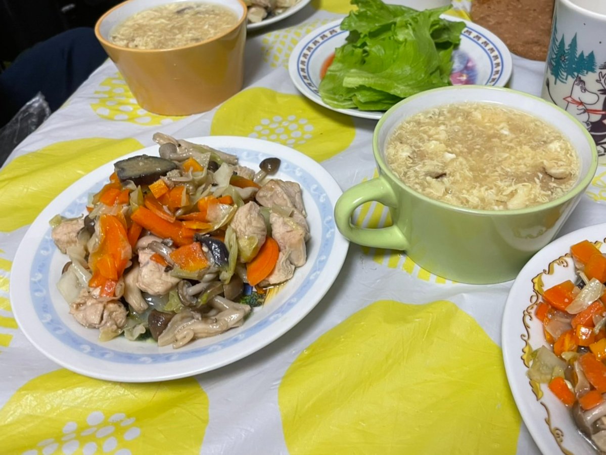 corowoodeigo's tweet photo. 子どもが一日家事をやってくれた月曜日の夕食。家事の合間に勉強をし、買い出しにも行った。色々大変なことに気づいたらしく、「明日から自分のことは自分できちんとやるね！」と食器を片づけたり、整理整頓をしたりし始めた。やってもらって当たり前！ではないことが分かっただけで大きな収穫！ https://t.co/wxQWeGkLgv