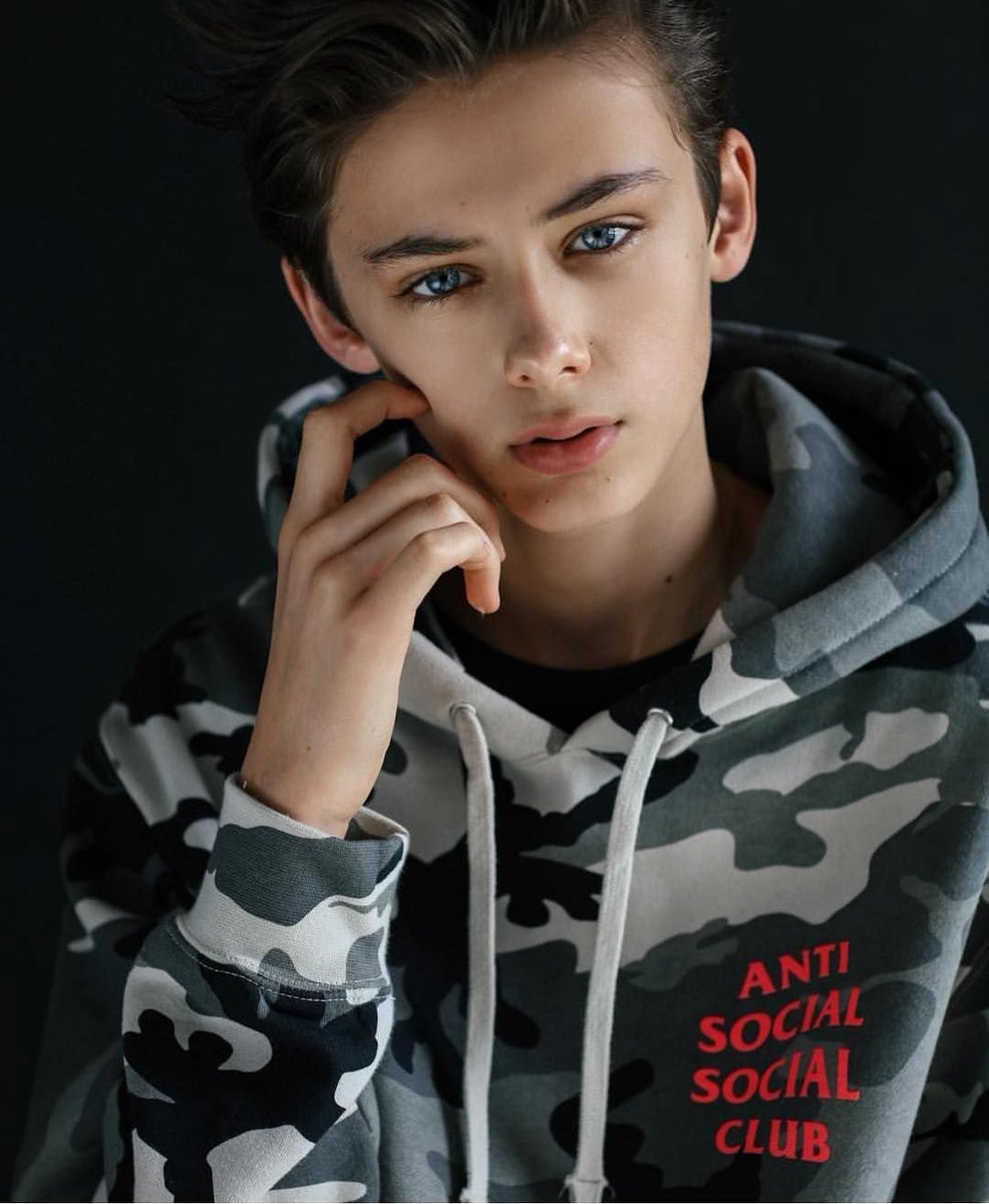 Nombre: William Bell
Edad: 22
Colegio: Hogwarts [León]
Bando: Neutro
Trabajo: Estudiante de magizoologia 
Hoobie: Fotografía, Los animales, el Quidditch y pasar tiempo con su prima. 
#PrideHP