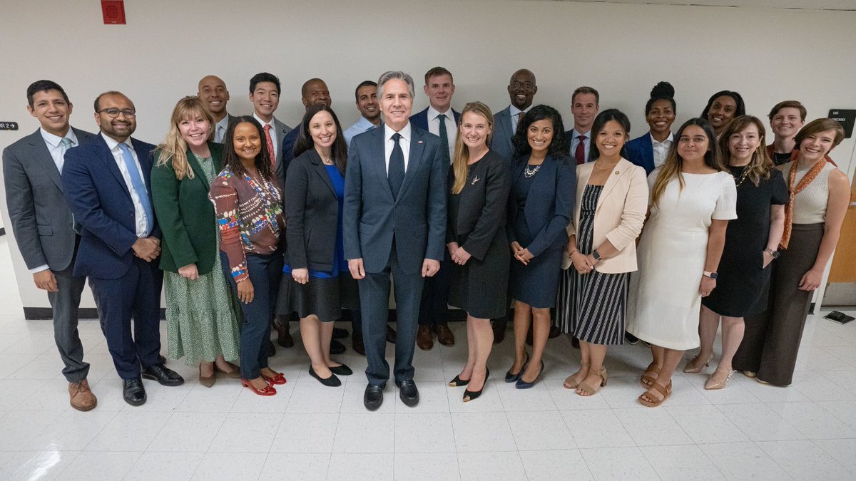 SecBlinken's tweet photo. Met with a promising class of @WhiteHouse Fellows today. I am confident this stellar group will help their fellow citizens better understand how government delivers for the American people. Congrats to the 2021-22 Fellows! https://t.co/fxUyB0rRoU