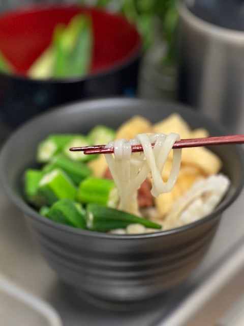 nativelifekale's tweet photo. オクラと白ゴーヤの冷やしうどん
白ゴーヤは苦味が少なく、スライスしてそのまま食べられます。シコシコもちもち吉田麺に、オクラの粘り気でトロっとした出汁が絡んで最高です！

#ともときファーム丹波 #organic #オクラ #吉田麺業 #白ゴーヤー https://t.co/ZKop3aQqpZ