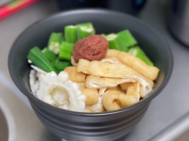 nativelifekale's tweet photo. オクラと白ゴーヤの冷やしうどん
白ゴーヤは苦味が少なく、スライスしてそのまま食べられます。シコシコもちもち吉田麺に、オクラの粘り気でトロっとした出汁が絡んで最高です！

#ともときファーム丹波 #organic #オクラ #吉田麺業 #白ゴーヤー https://t.co/ZKop3aQqpZ