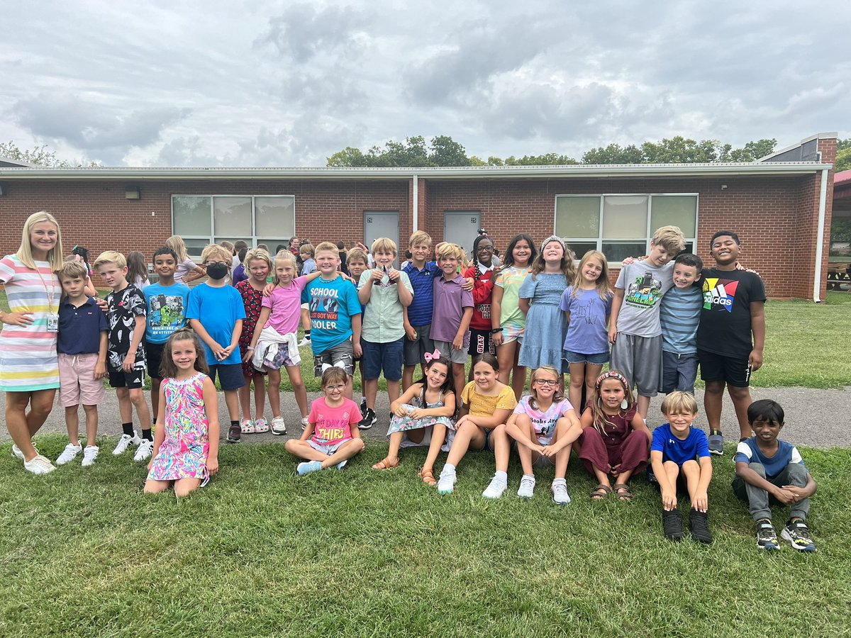 Ms_Mathews2's tweet photo. It sure was a GREAT day in 3rd grade at Potter Gray! ❤️✏️ Looking forward to this year with these sweet kiddos! https://t.co/7tygsWkw0j