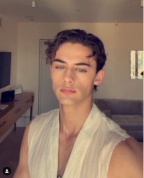 Nombre: William Bell
Edad: 22
¿Que eres?: ShadowHunter Elite. 
Trabajo: Investigador y vigilancia de SH y Subterráneos.
Bando:SH 
#PrideSH