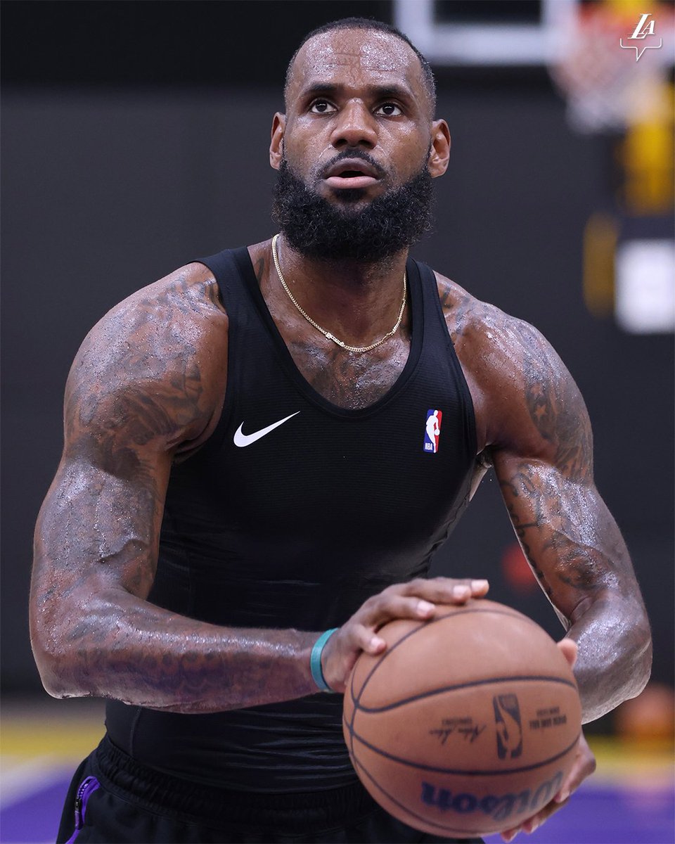 demas6Basket's tweet photo. Cerca de los 38 y entrando en su año 20 (‼️) en la NBA.

Lleva más años jugando que tu viviendo tal vez

foto: @Lakers https://t.co/JzPUtwy8Hl