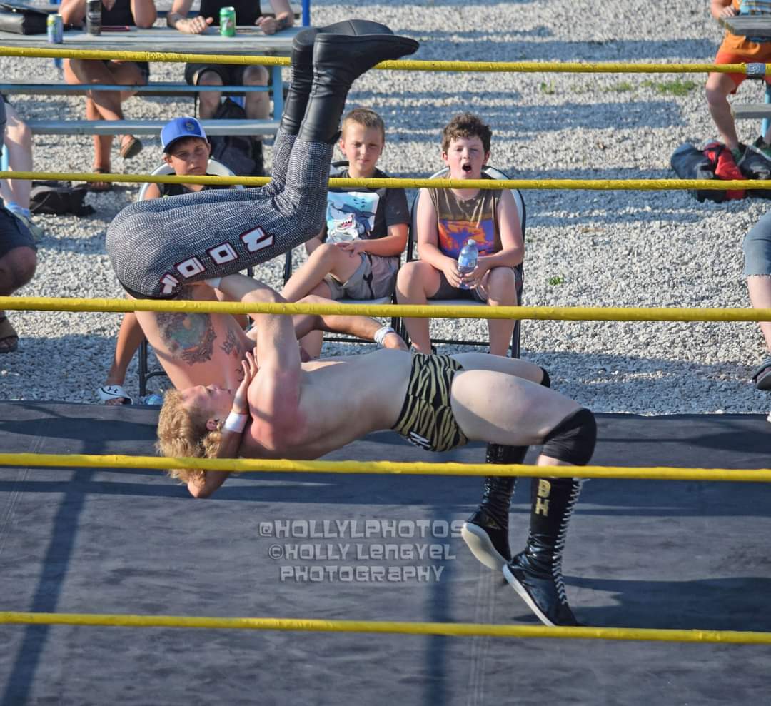 HollyLPhotos's tweet photo. . @cvwsarnia @thebrycehansen & #chillybrown vs. #jayloon & @coltonjj17
#chemvalleywrestling #highoctane #brycehansen #mickmcguire #prowrestling #professionalwrestling #indywrestling #photography #sportsphotography #nikon #hollylengyelphotography #hollyLphotos https://t.co/XkdXo8ppwr
